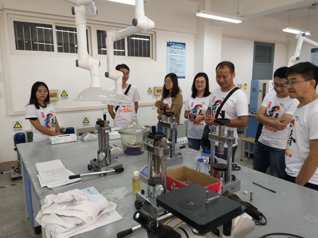 WilliamHill中文官方网站校友参观实验室